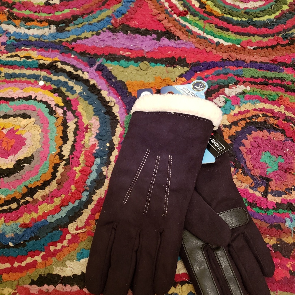 WINTER SALE! BRAND NEW ISOTONER GLOVES